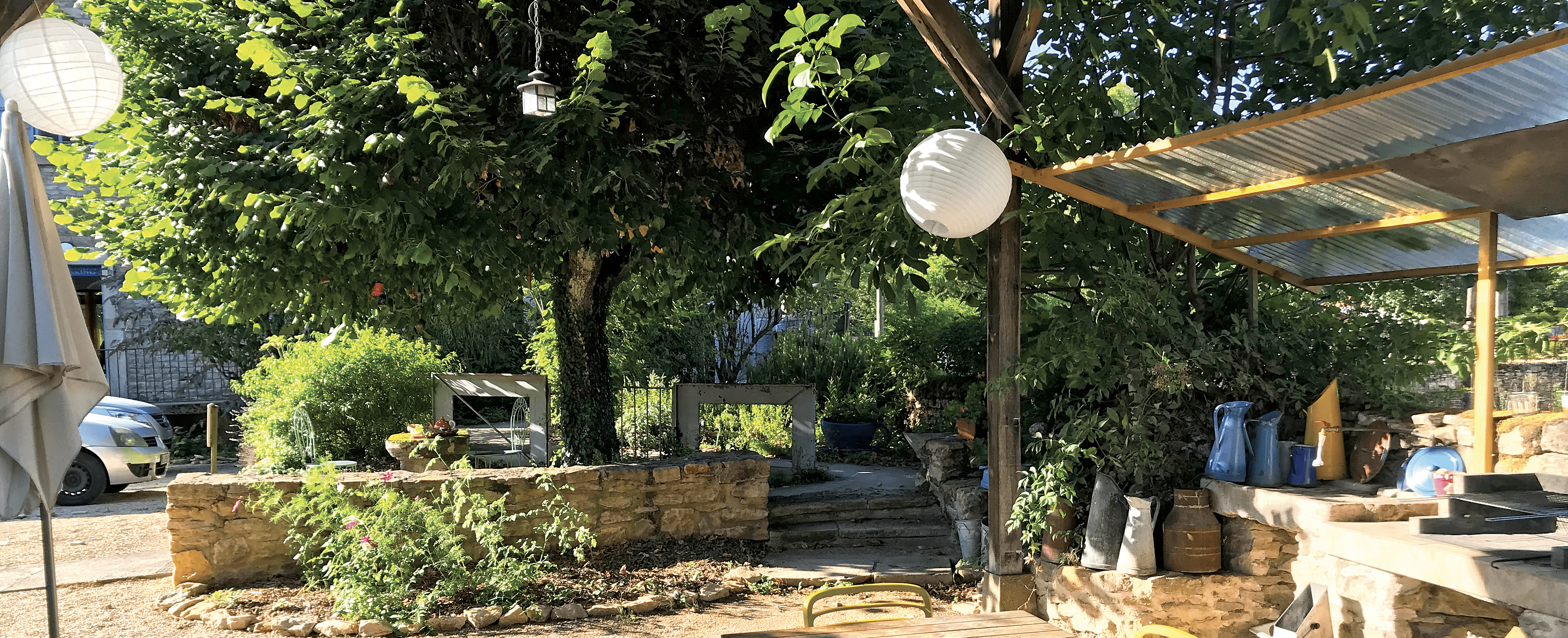 Le préau et son barbecue